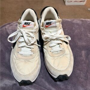 Nike Cream and Black Women's Sneakers